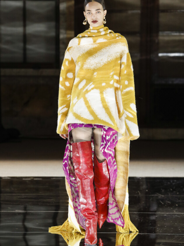 Do macro ao míni, veja as principais tendências do inverno 2023 Modelo no desfile de inverno 2023 de Prabal Gurung, na New York Fashion Week.