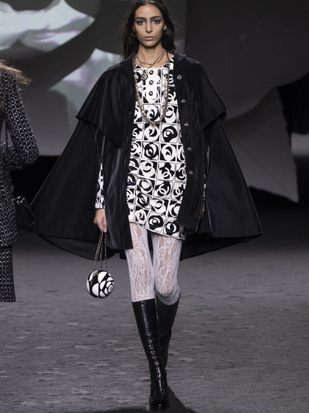 Como usar meias para tirar seu look do básico Como atualizar o look com meia: adicione textura com uma meia-calça de renda. Aqui, modelo desfila com peça branca em desfile da Chanel