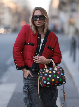 Os principais casacos e jaquetas do próximo inverno Mulher veste jaqueta acolchoada que imita um cardigã