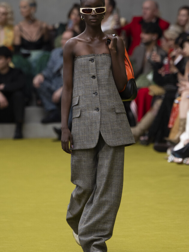 Do macro ao míni, veja as principais tendências do inverno 2023 Modelo no desfile de inverno 2023 da Gucci, na Milan Fashion Week.