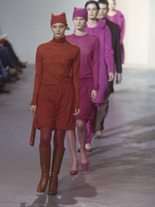 Helmut Lang Fall/Winter 2000 show in New York (Photo by Fairchild Archive/Penske Media via Getty Images) Modelos desfilam com peças vermelhas e rosa no desfil de inverno 2000 da Helmut Lang