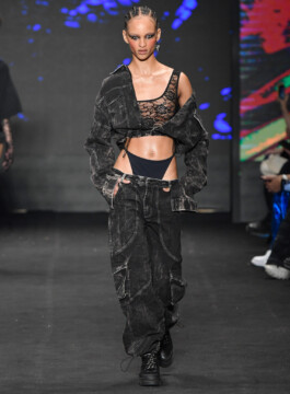 Another Place
SPFW N54
Ze Takahashi / @agfotosite Cintura baixa no desfile da Another Place, SPFW N54, moda brasileira