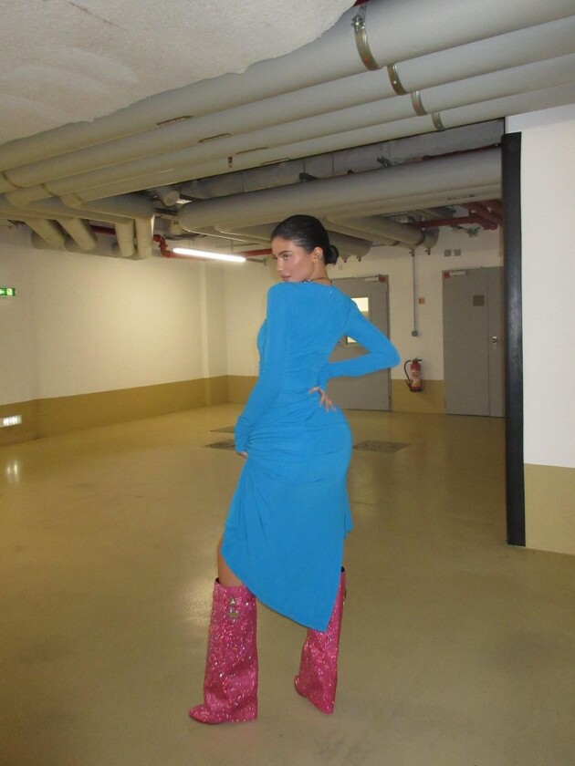 A evolução do estilo de Kylie Jenner Kylie Jenner complementa vestido azul com botas de brilho cor de rosa