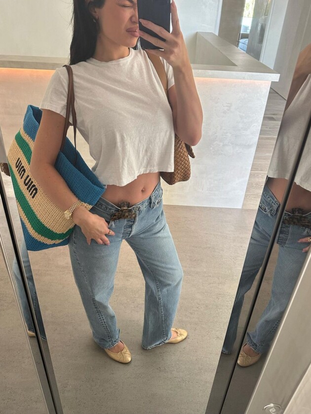 A evolução do estilo de Kylie Jenner Kylie aposta na tendência da sapatilha para complementar look de calça jeans + camiseta branca