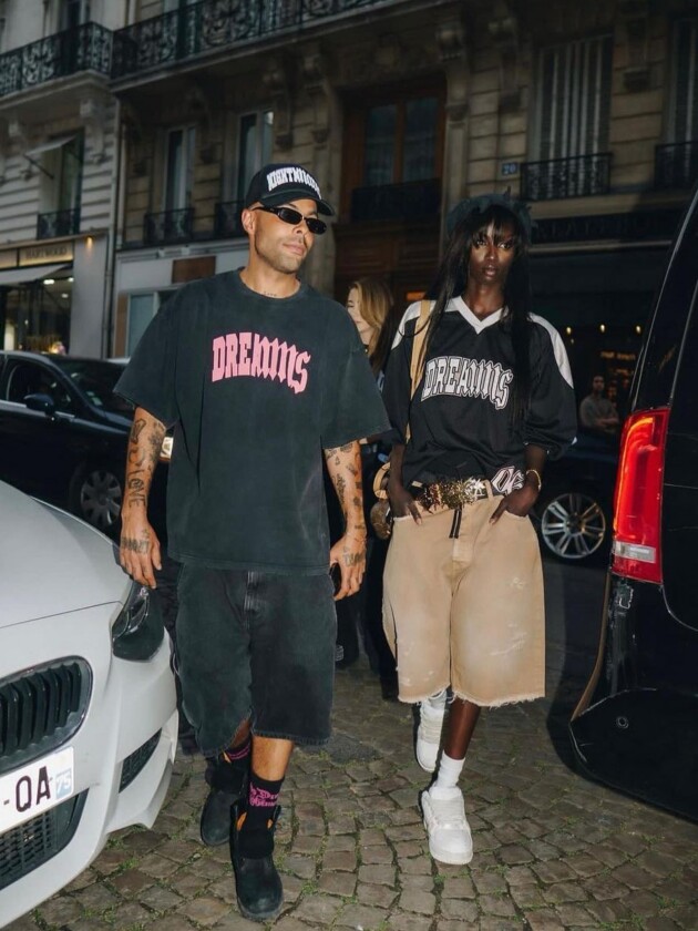 Como usar camisa de time: 5 dicas para incorporar a tendência esportiva Camisa estilo esportiva é usada com shorts largo