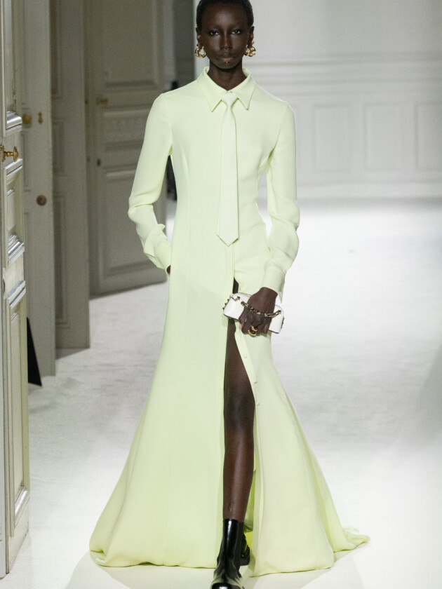 PARIS, FRANCE - MARCH 05: (EDITORIAL USE ONLY - For Non-Editorial use please seek approval from Fashion House) A model walks the runway during the Valentino Womenswear Fall Winter 2023-2024 show as part of Paris Fashion Week on March 05, 2023 in Paris, France. (Photo by Marc Piasecki/WireImage) Modelo no desfile de inverno 2023 da Valentino, na Paris Fashion Week.