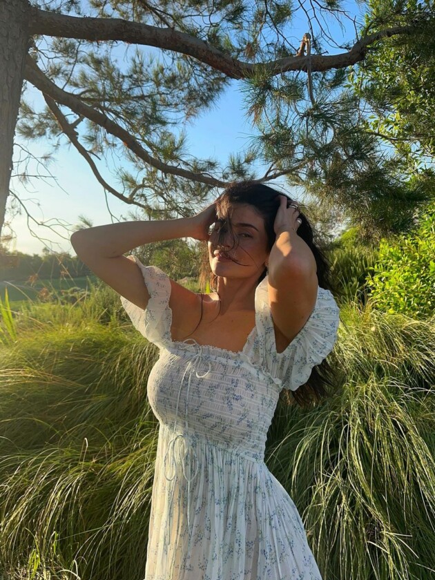 A evolução do estilo de Kylie Jenner Kylie Jenner usa vestido florido com mangas volumosas