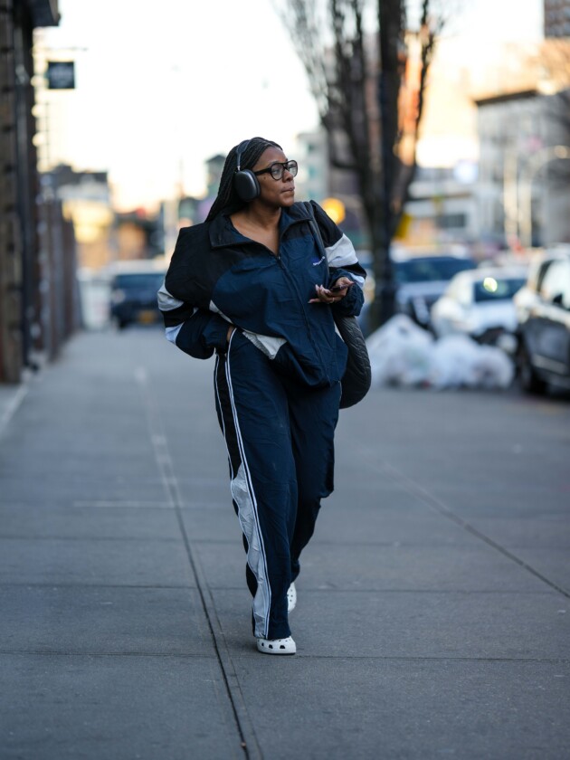 O boom dos conjuntos na moda: 10 estilos para ficar de olho A tendência dos conjuntos femininos: Mulher usa conjunto esportivo azul e branco nas ruas