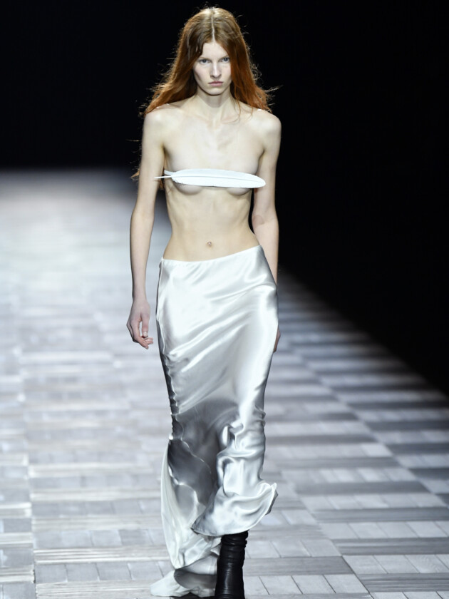 Do macro ao míni, veja as principais tendências do inverno 2023 Modelo no desfile de inverno 2023 da Ann Demeulemeester, na Paris Fashion Week.