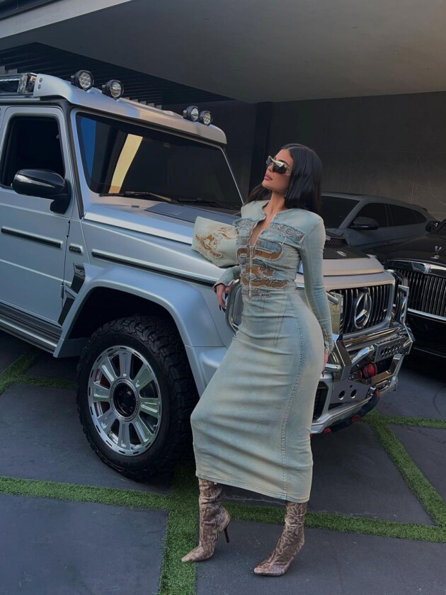 A evolução do estilo de Kylie Jenner Kylie Jenner usa vestido longo jeans com bota texturizada
