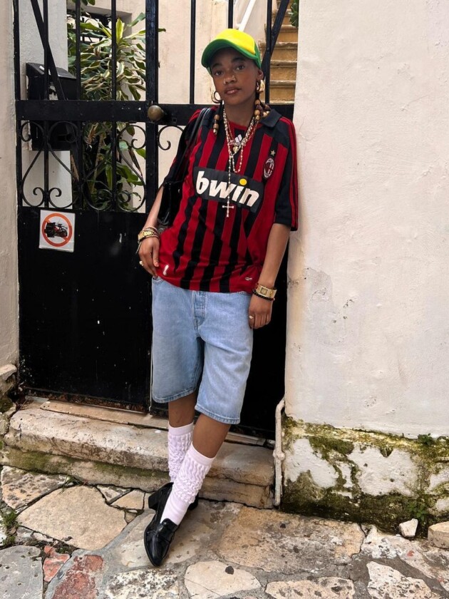 Como usar camisa de time: 5 dicas para incorporar a tendência esportiva Camisa de time é usado com short jeans, mocassim e meias longas