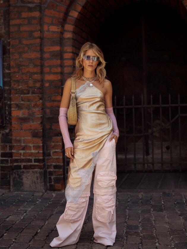 7 ideias para atualizar o slip dress neste inverno Slip dress (vestido estilo camisola) com renda é usado com calça rosa cargo com rasgos