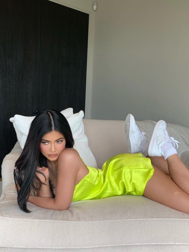 Kylie Jenner entre 2021 e 2023. | Foto: Instagram/@kyliejenner Kylie Jenner usa slip dress curto verde neon com tênis branco
