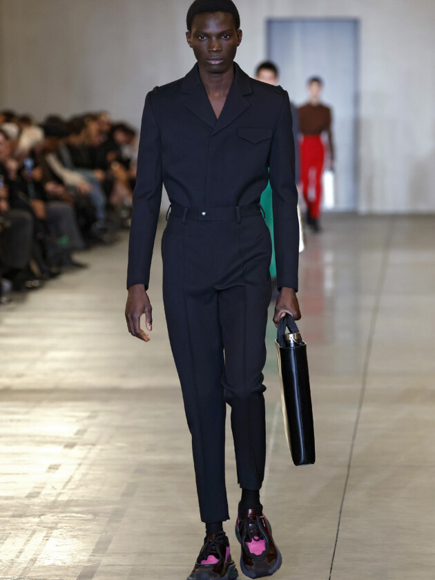 Do realismo funcional da Prada aos travesseiros de JW Anderson, o que importa nos desfile masculinos de Milão Modelo no desfile da coleção de moda masculina de inverno 2023 da Prada, na Milan Fashion Week.