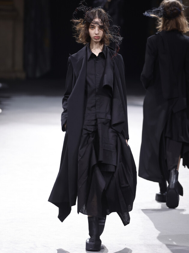 Do macro ao míni, veja as principais tendências do inverno 2023 Modelo no desfile de inverno 2023 de Yohji Yamamoto , na Paris Fashion Week.