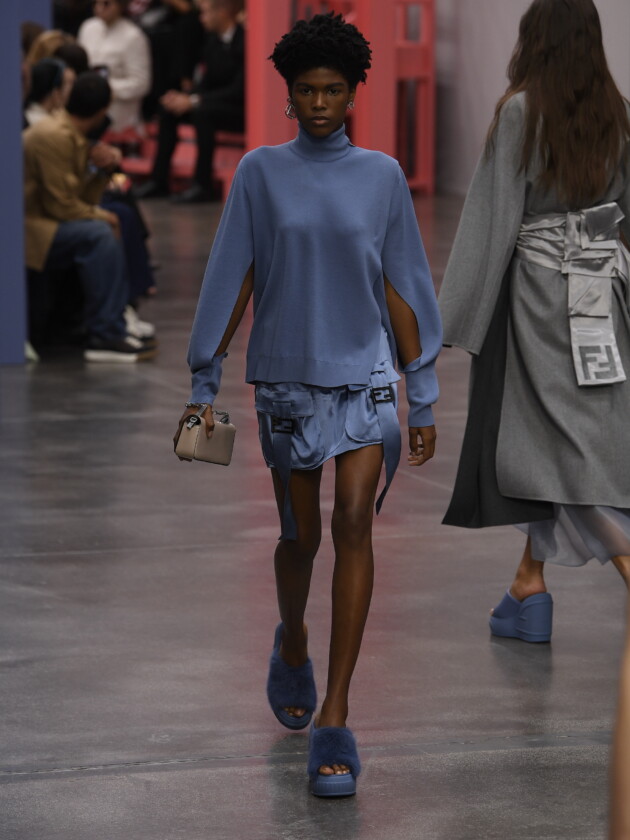 Tendências de minissaia: Fendi apresenta versão fluida e leve da saia cargo. O modelo azul foi desfilado no verão 2023 da marca