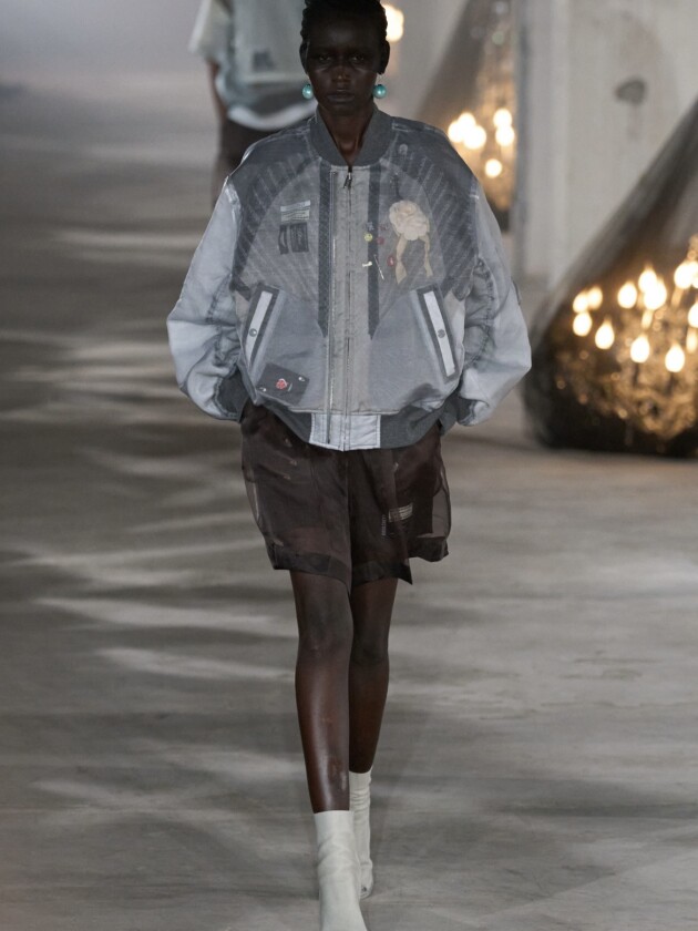 Essa bota polêmica de 2010 está de volta. Será que a moda pega? 15 anos depois, Undercover retorna com bota polêmica em sua coleção de 2024