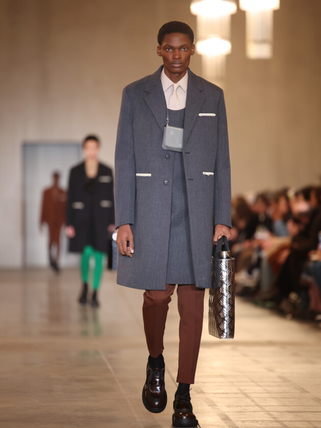 Do realismo funcional da Prada aos travesseiros de JW Anderson, o que importa nos desfile masculinos de Milão Modelo no desfile da coleção de moda masculina de inverno 2023 da Prada, na Milan Fashion Week.