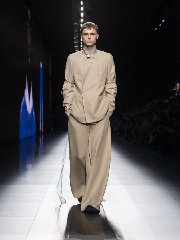 Os principais assuntos, tendências e coleções da semana de moda masculina de Paris Modelo no desfile de moda masculina inverno 2023 da Dior Men, na Paris Fashion Week.