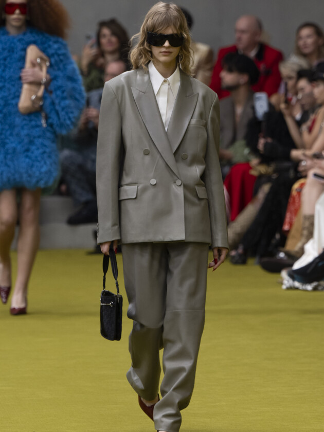 O boom dos conjuntos na moda: 10 estilos para ficar de olho A tendência dos conjuntos femininos: Modelo da Gucci usa conjunto de alfaiataria cinza na passarela de verão 2023