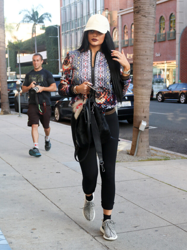A evolução do estilo de Kylie Jenner Kylie Jenner usa look esportivo com legging e jaqueta bomber em 2015