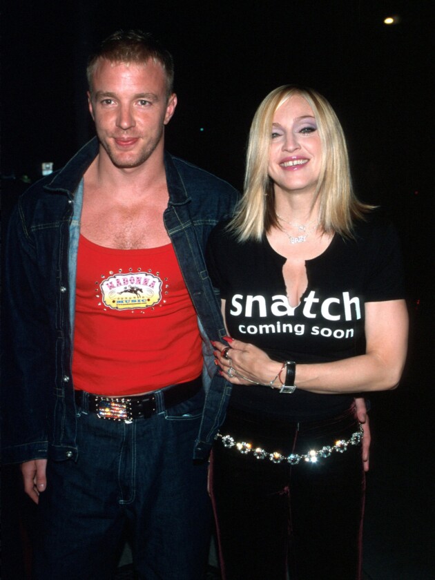 6 tendências de agora que Madonna adiantou décadas atrás Madonna usa camiseta com frase na festa de lançamento de seu álbum music no ano de 2000