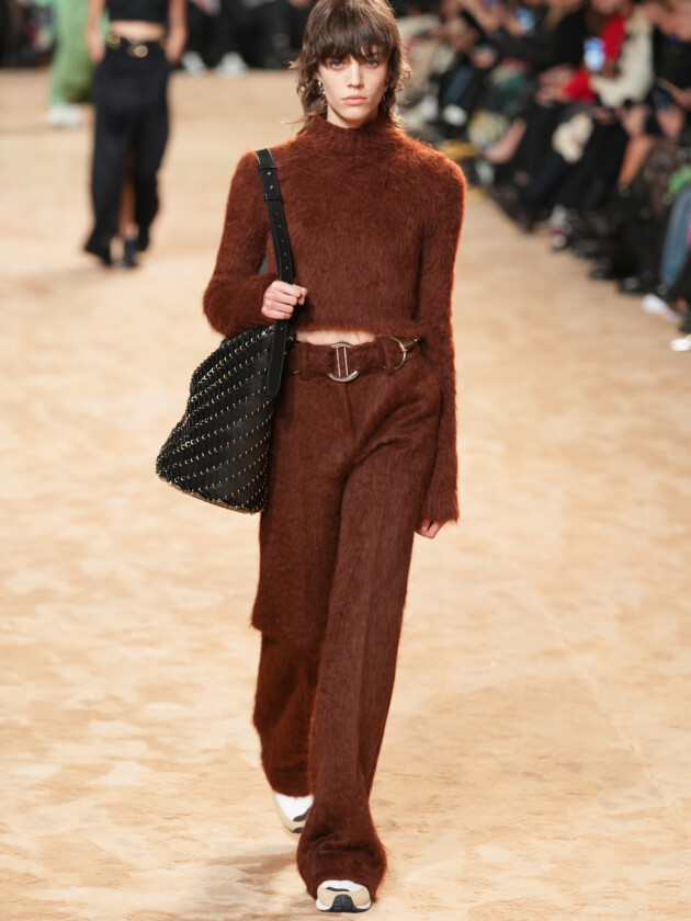 Do macro ao míni, veja as principais tendências do inverno 2023 Modelo no desfile de inverno 2023 da Paco Rabanne, na Paris Fashion Week.