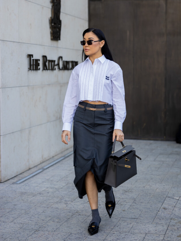 Como usar meias para tirar seu look do básico Como atualizar o look com meia: combine mule com meia de cor parecida. Aqui, usa-se meia cinza com mule de tom semelhante