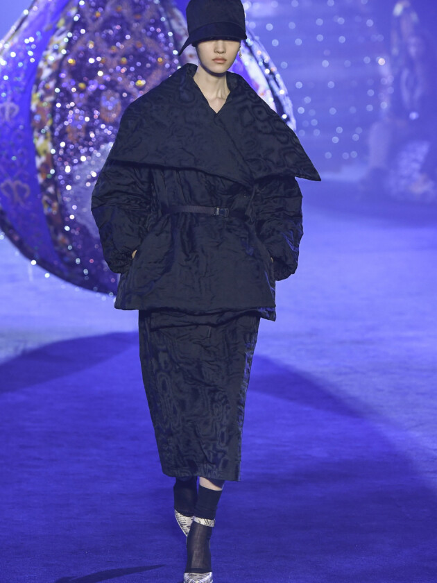 Do macro ao míni, veja as principais tendências do inverno 2023 Modelo no desfile de inverno 2023 da Dior, na Paris Fashion Week.