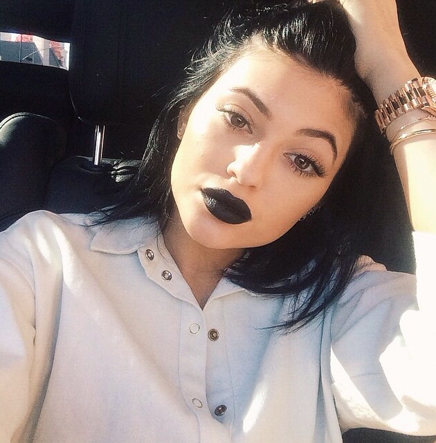 A evolução do estilo de Kylie Jenner Kylie Jenner com batom escuro e cabelo preto em foto do Instagram de 2014