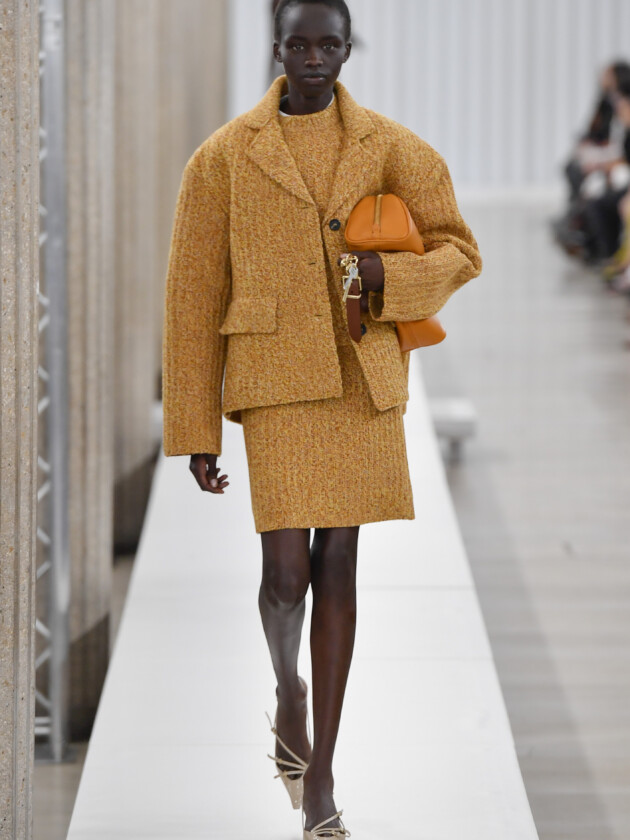 Do macro ao míni, veja as principais tendências do inverno 2023 Modelo no desfile de inverno 2023 da Miu Miu, na Paris Fashion Week.