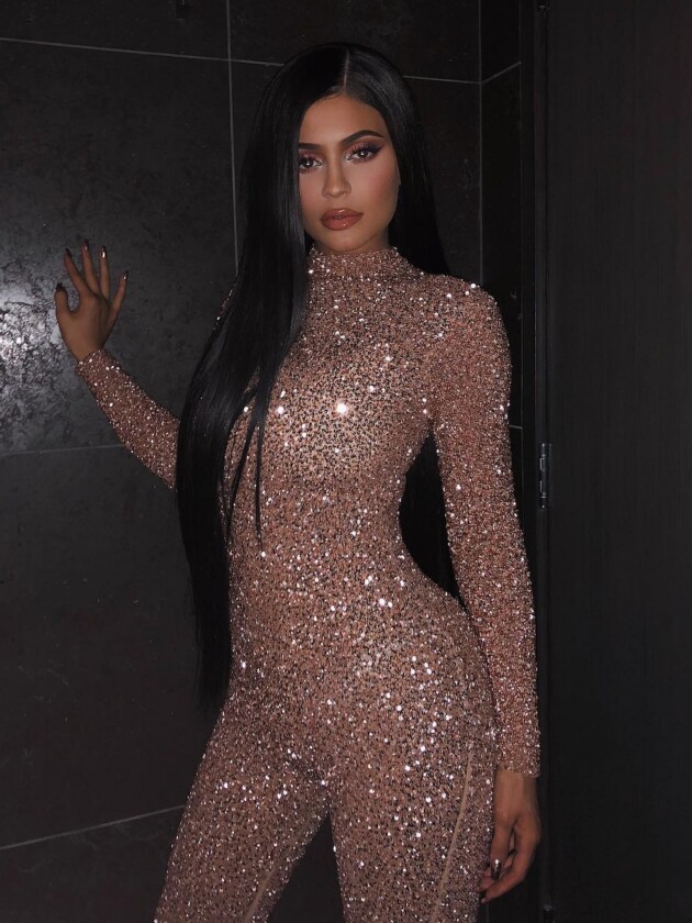 A evolução do estilo de Kylie Jenner Kylie Jenner usa macacão com brilhos de mangas longas
