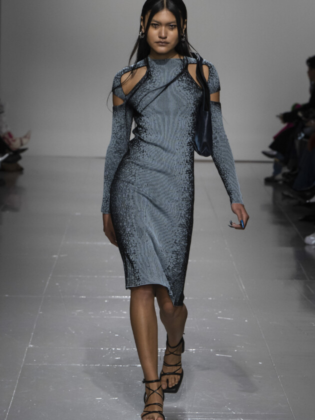 Do macro ao míni, veja as principais tendências do inverno 2023 Modelo no desfile de inverno 2023 da Chet Lo.