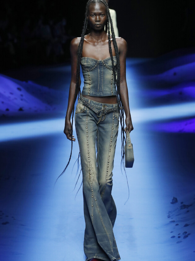 A model walks the runway of the Blumarine Fashion Show during the Milan Fashion Week Womenswear Spring/Summer 2023 on September 22, 2022 in Milan, Italy. (Photo by Estrop/Getty Images) conjunto jeans com lavagem esverdeada é apresentado no verão 2023 da bluemarine.