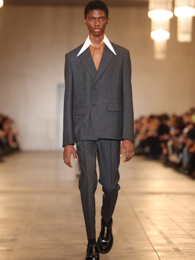Do realismo funcional da Prada aos travesseiros de JW Anderson, o que importa nos desfile masculinos de Milão Modelo no desfile da coleção de moda masculina de inverno 2023 da Prada, na Milan Fashion Week.