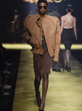 Os principais casacos e jaquetas do próximo inverno Jaqueta de couro perfecto com ombreiras aparece na coleção de inverno 2023 da Saint Laurent