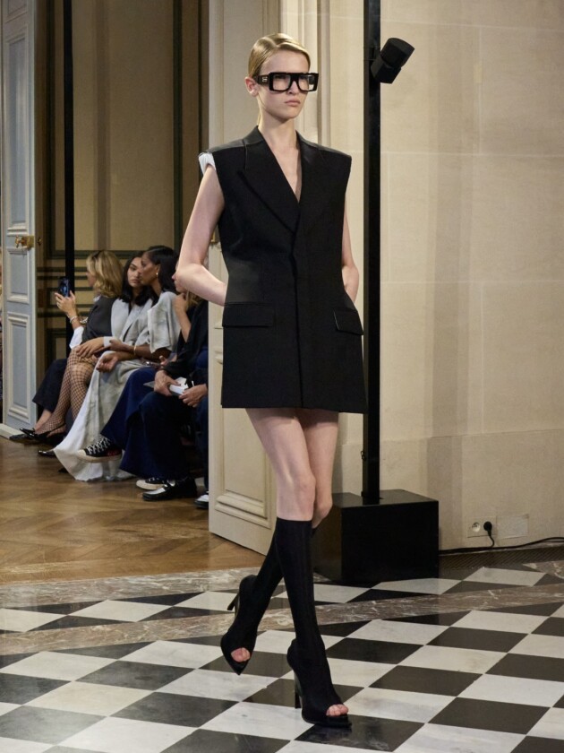 Essa bota polêmica de 2010 está de volta. Será que a moda pega? Bota polêmica com cano alto justo e dedos à mostra aparece no verão 2024 no desfile Victoria Beckham