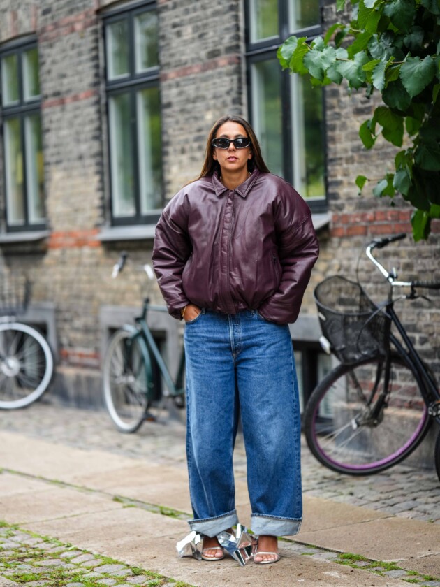 5 tendências de jeans para além do básico calça jeans oversized é usado com jaqueta bomber vinho e óculos futurista