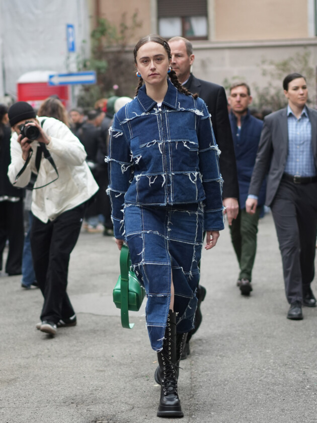 5 tendências de jeans para além do básico Conjunto jeans com patchwork e tecido desfiado é usado com bolsa verde