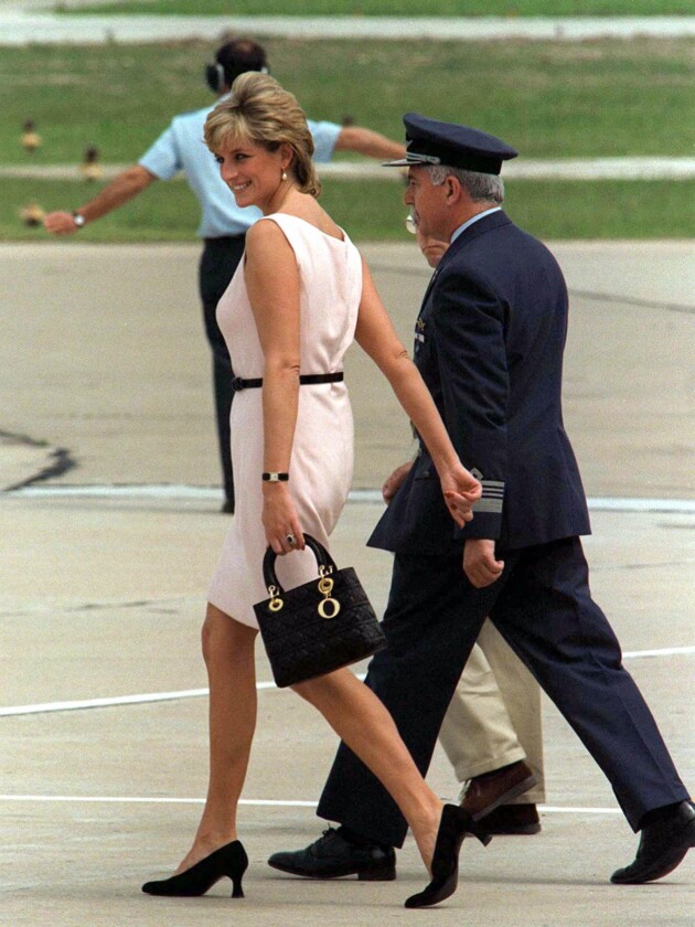26 anos de par perfeito: conheça a história da bolsa Lady Dior Princesa Diana com sua bolsa Lady Dior