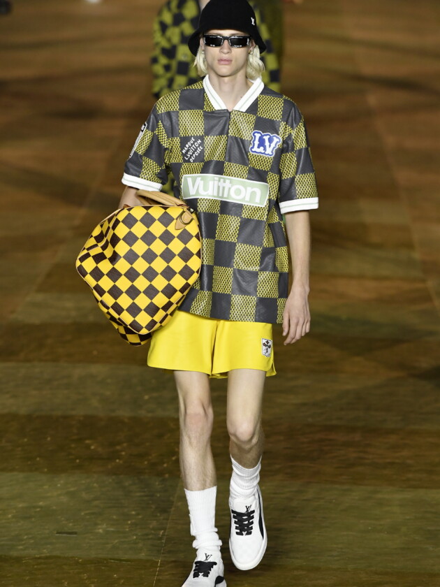 Como usar camisa de time: 5 dicas para incorporar a tendência esportiva Louis Vuitton traz camisas esportivas de futebol no seu desfile masculino de verão 2024