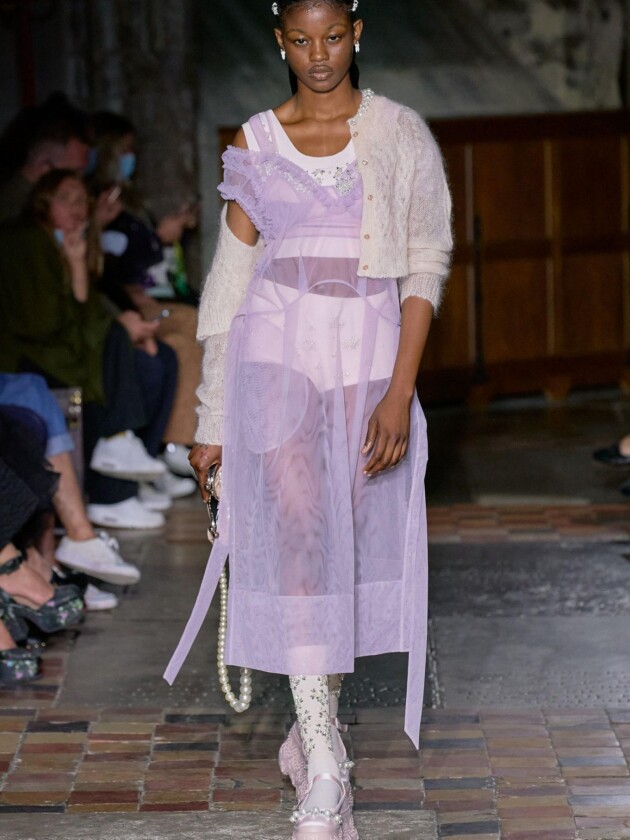 Comemorando 10 anos de marca, Simone Rocha aborda maternidade em desfile