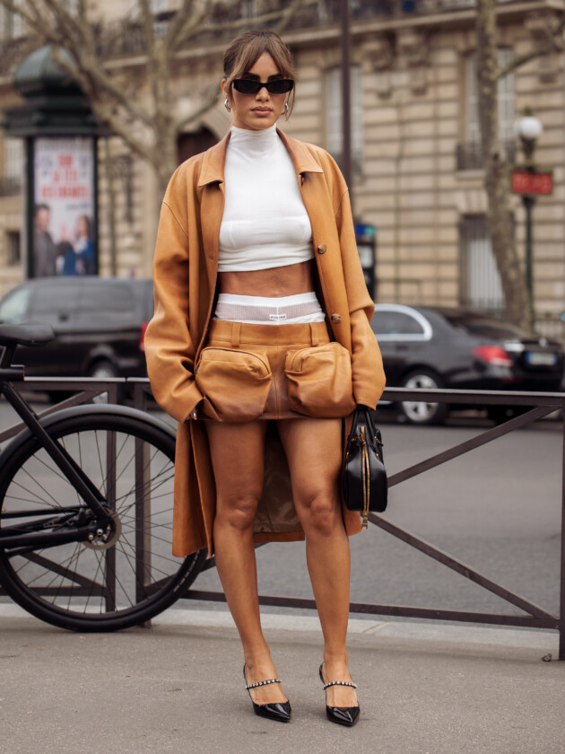 Tendências de minissaia: saia curta de couro com bolsos grandes e estilo cargo da Miu Miu é usada por Camila Coelho