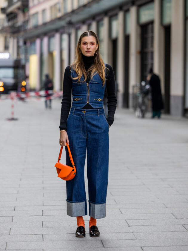 Como usar meias para tirar seu look do básico Meia colorida laranja é usada em look todo jeans e traz ponto de cor ao visual