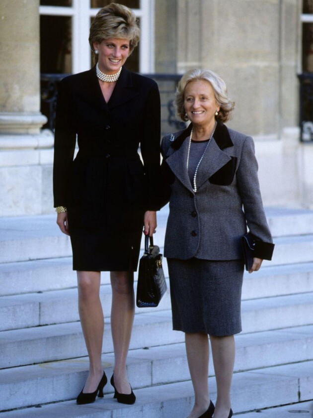 26 anos de par perfeito: conheça a história da bolsa Lady Dior Princesa Diana com sua bolsa Lady Dior