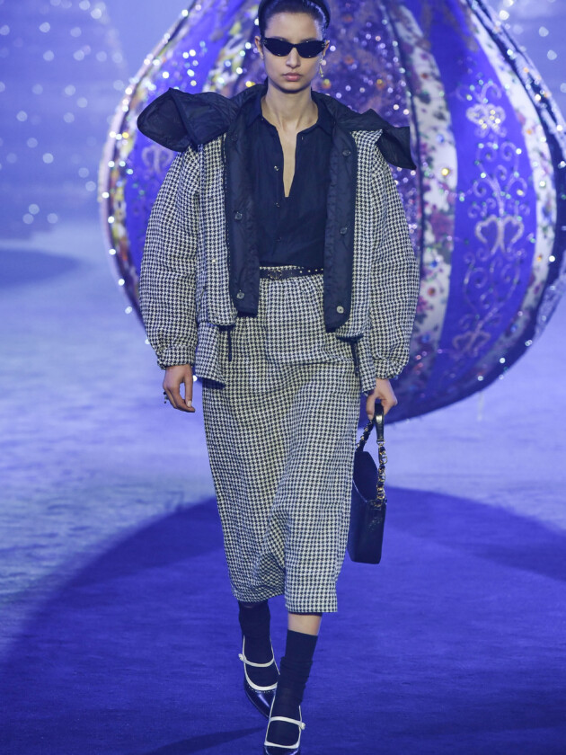 O boom dos conjuntos na moda: 10 estilos para ficar de olho A tendência dos conjuntos femininos: Dior apresenta conjunto de saia e jaqueta bomber estampada em seu inverno 2023