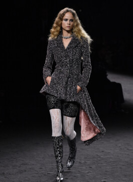Os principais casacos e jaquetas do próximo inverno Modelo da Chanel desfile pela passarela de inverno 2023 com casac estilo tweed com cintura marcada e cauda longa