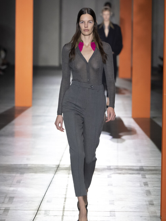 Do macro ao míni, veja as principais tendências do inverno 2023 Modelo no desfile de inverno 2023 da Prada, na Milan Fashion Week.
