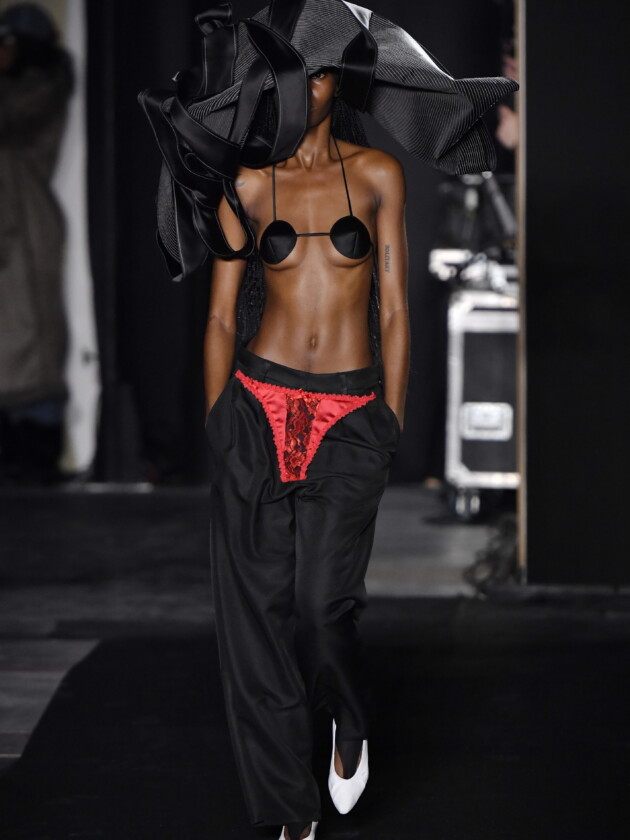 Do macro ao míni, veja as principais tendências do inverno 2023 Modelo no desfile de inverno 2023 da Vaquera, na Paris Fashion Week.