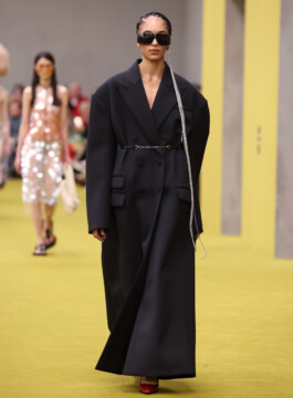 Os principais casacos e jaquetas do próximo inverno Gucci apresenta casaco preto extra longo em seu inverno 2023